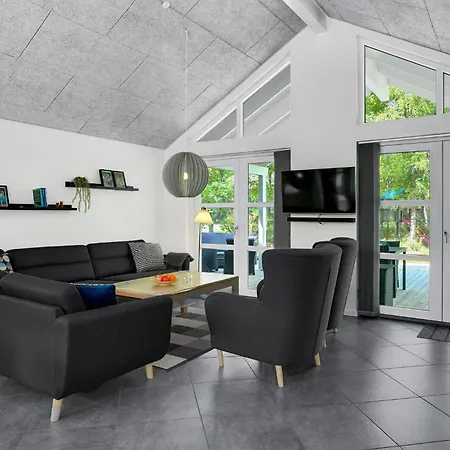 Semesterbostad Beach Front Home In Grenaa With Wifi *