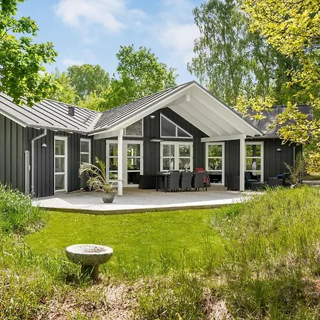 Semesterbostad Beach Front Home In Grenaa With Wifi
